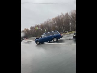 Пошёл дождь и сразу все ездить разучились. Много мелких ДТП в городе. Будьте внимательны за рулём. Это ещё..