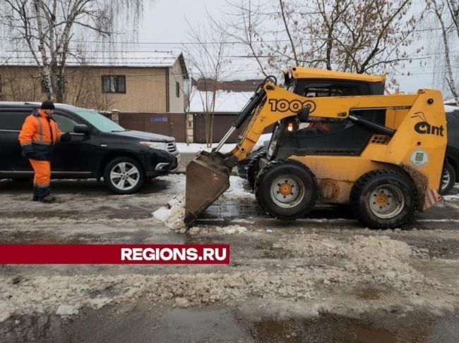 Коммунальные службы в Пушкино ликвидируют наледь на улицах и пешеходных зонах.  Фото: Ольга Шеметова 
Автор:..