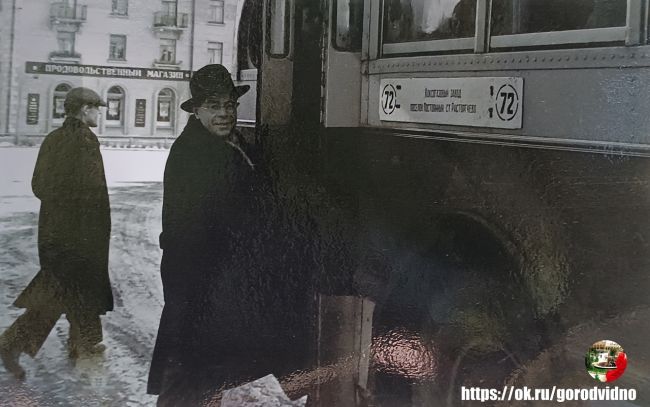 1950е. Автобусная остановка - Площадь .  Московский автобус 72 "Коксогазовый завод -Постоянный..