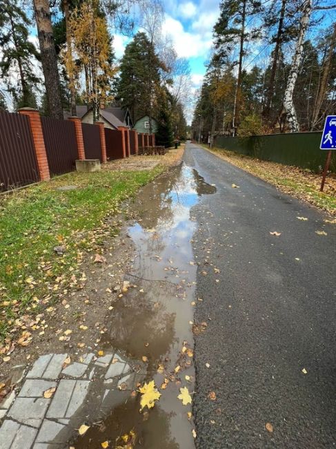 При въезде на улицу Зелёная (г. Мытищи, мкр-н Строитель 55.932834, 37.790352) разрушено дорожное полотно. После..