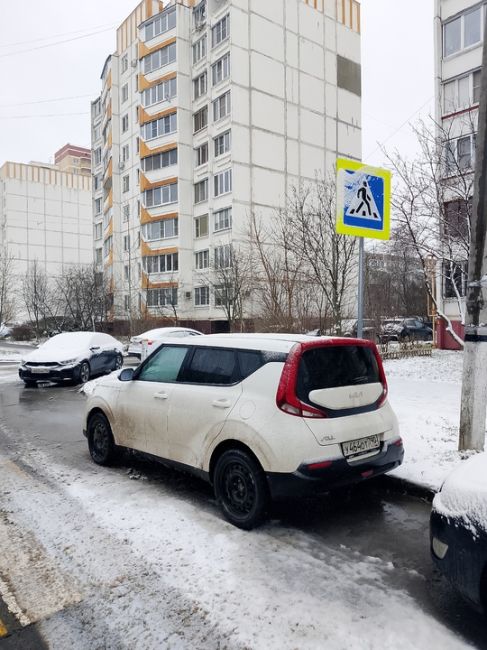 Здравствуйте. Вот так у нас паркуются люди которые видимо купили права или не знают знаков. Хотя впереди..