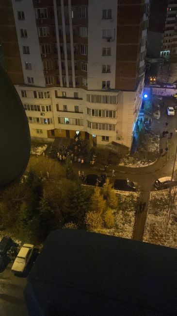 ❗️Пожар на Маршала Толубко в доме №3к2 
По предварительным данным, в одном из домов с 14 этажа валит большое..