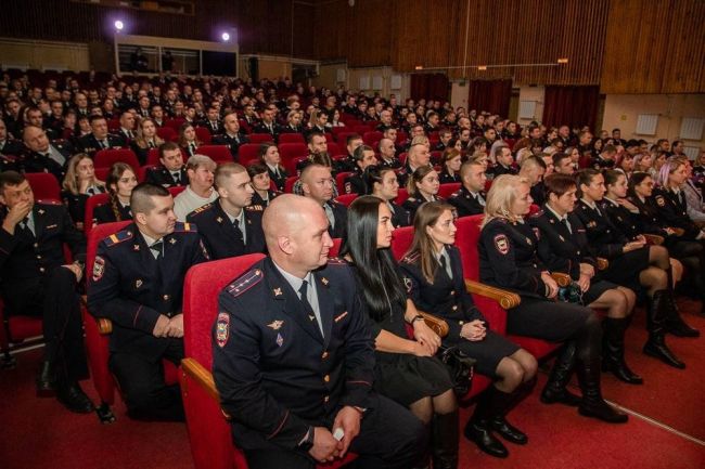 Одинцовские полицейские отпраздновали профессиональный праздник 👮‍♀  Как сообщается, за добросовестное..