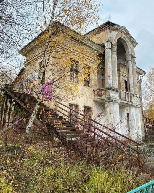 Это не загородная усадьба лорда Байрона, это Электросталь, стадион «Авангард».  Построен в 1953 году силами..