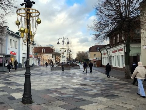 Украшение улиц и площадей начали коммунальщики Ногинска перед Новым годом.  Восемь новогодних елок, десятки..