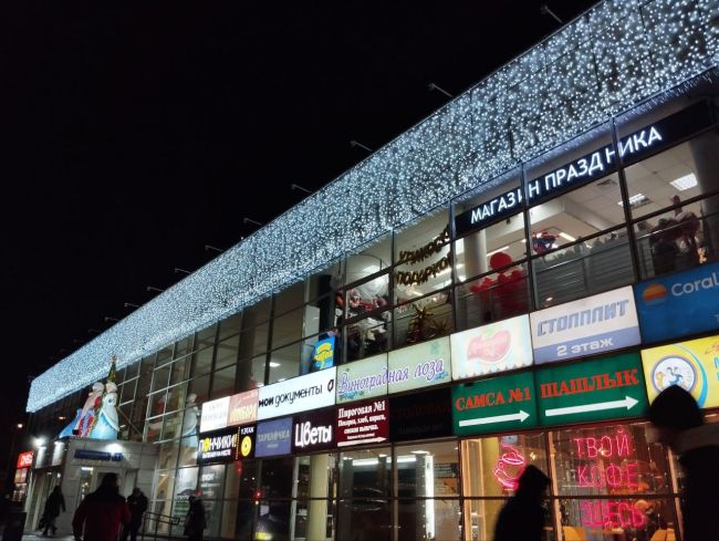 🎄В Крюково преобразили торговую зону.  Её украсили гирляндами и установили фигуры Деда Мороза и..