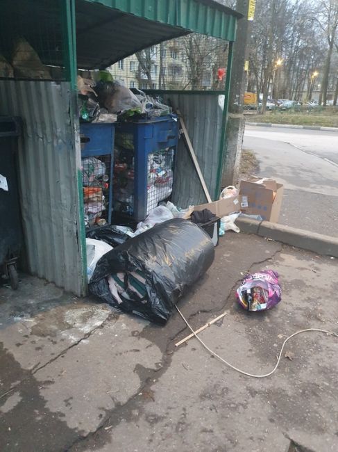 Опять про ДГБ. Во вторник 12.11 к нам на Дирижабельную 24 приезжал  целый глава и его замы, приехало куча..