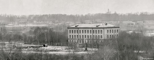 Прогулка с фотоаппаратом по родному осеннему городу…
когда-то я учился в этой школе с 1 по 10 класс, правда,..