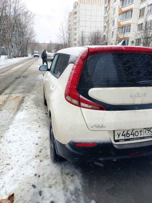 Здравствуйте. Вот так у нас паркуются люди которые видимо купили права или не знают знаков. Хотя впереди..