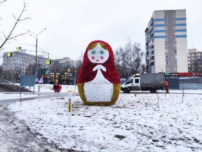 Нарядная матрешка стала украшением набережной реки Серебрянки в Пушкино.  Фото: t.me/pushgorkhoz 
Автор: Максим..