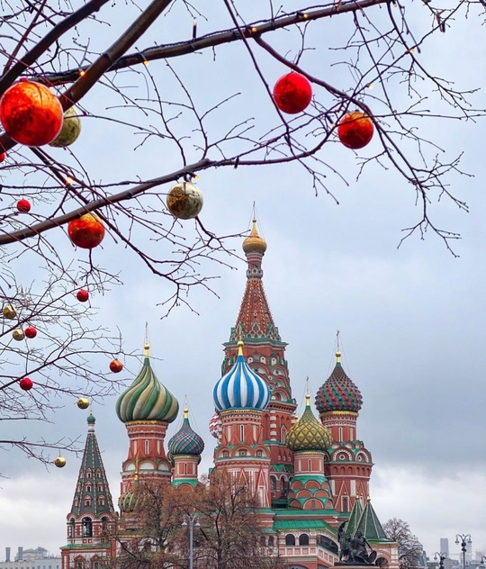 На Красной площади уже появились новогодние шары.  Фото:..