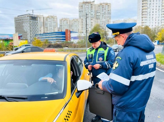 В Трехгорке проверили таксистов на предмет соблюдения ПДД и наличия разрешений перевозки пассажиров: из..