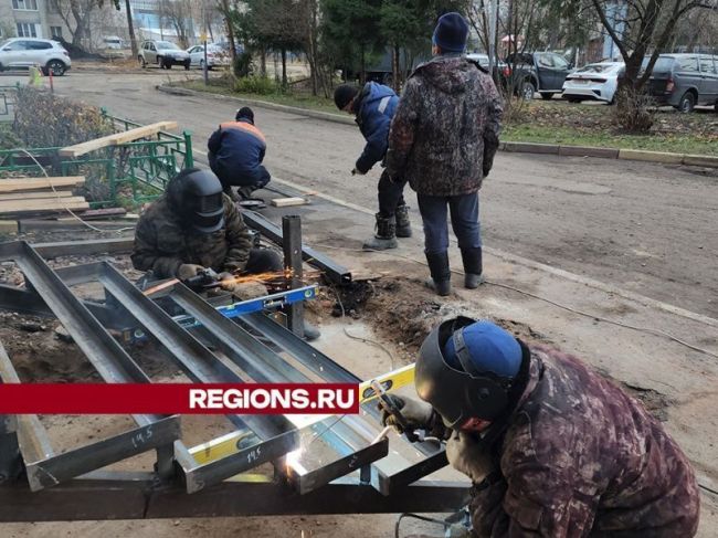 Современные лестницы и длинные козырьки будут установлены в подъездах дома на Добролюбовском проезде.  В..