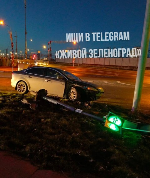 🚗На улице Логвиненко, при повороте к Новокрюковской, автомобиль сбил светофор  ТГК Живой..