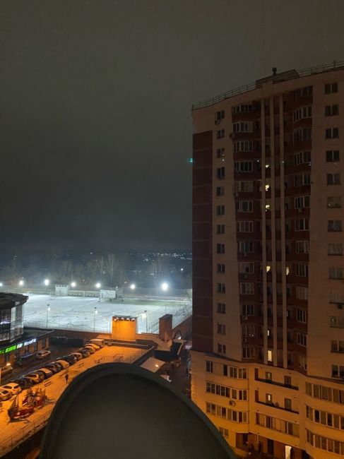 ❗️Пожар на Маршала Толубко в доме №3к2 
По предварительным данным, в одном из домов с 14 этажа валит большое..