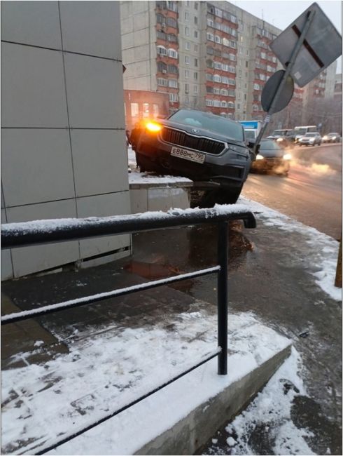 В Жуковском рядом с кафе Сова Случилась авария  Вопросов больше, чем ответов..