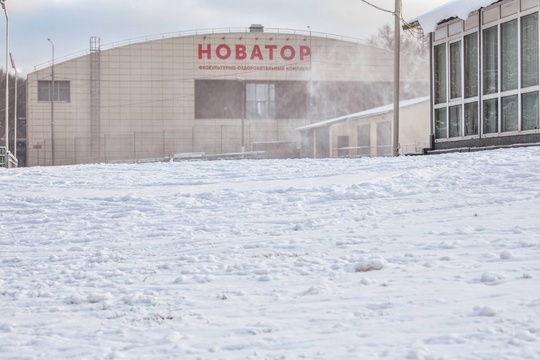 Лыжную трассу в Лобаново начали покрывать искусственным снегом ❄️  На стадионе Анфисы Резцовой площадку..