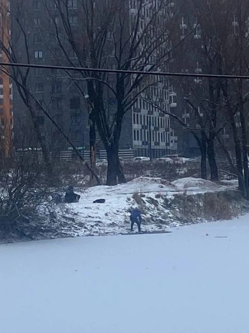 Дрожжино. Снова дети с рюкзаками, очевидно после школы, пытаются пройтись по льду. 😱  Родители, объясните..