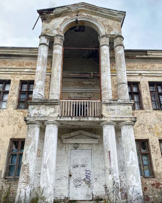 Это не загородная усадьба лорда Байрона, это Электросталь, стадион «Авангард».  Построен в 1953 году силами..