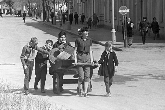 Мое счастливое детство. Интересно, нынешние школяры поймут, про что эти фотографии? А ведь действительно..