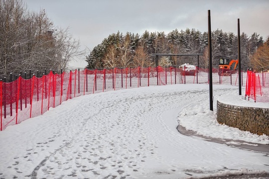 Лыжную трассу в Лобаново начали покрывать искусственным снегом ❄️  На стадионе Анфисы Резцовой площадку..