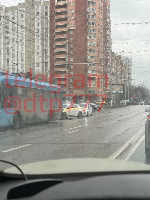 Таксист влетел в троллейбус на остановке «Аптека» на Молодежной  Очевидцы сообщают, что пострадала..