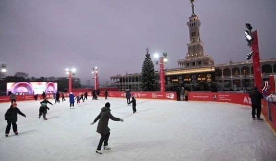 На Речном вокзале   открылся каток ⛸️  Каток находится у здания Северного Речного вокзала. Посетить каток..