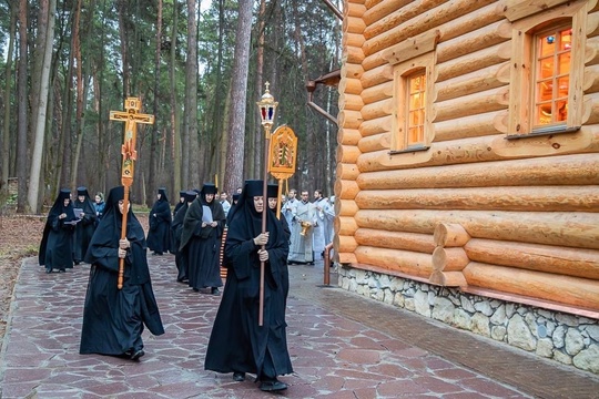 В Шульгинском лесу, близ парка «Раздолье», освятили храм преподобного Силуана Афонского при подворье..