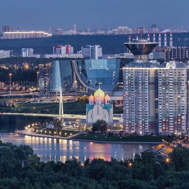 Красногорск - город эклектики. В этом не большом городке с трудом, но все же уживаются: политики и блогеры,..