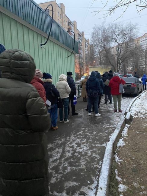 Невозможно уехать в Москву из микрорайона Первомайский, очереди больше часа. До каких пор будет..