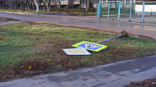 🚦 Штормовой ветер повредил светофор на улице Октябрьской Революции в Коломне, возле строительного рынка...