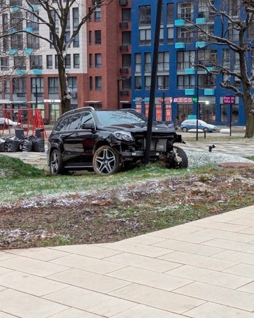 В Новой Москве Мерседес «сошел с ума» с женщиной-водителем и маленьким ребенком в салоне. 
Машина нарезала..