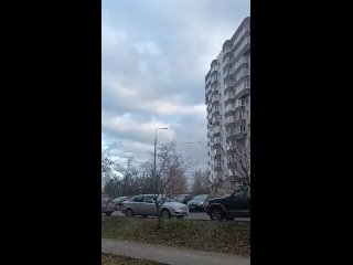 В опасной близости над многоэтажками в..