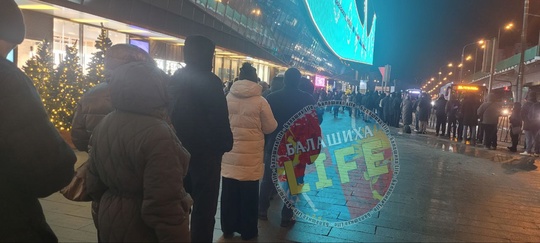 Снова прекрасные вечерние очереди на 447🥶🥶🥶. Для людей, которые писали, что в час пик автобусы ходят раз в 5..