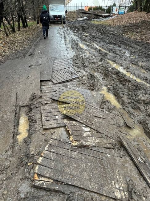 Грязевое месиво в парке Толстого со стороны ул.Кудрявцева 😱  Будет интересно к следующему лету сравнить эту..