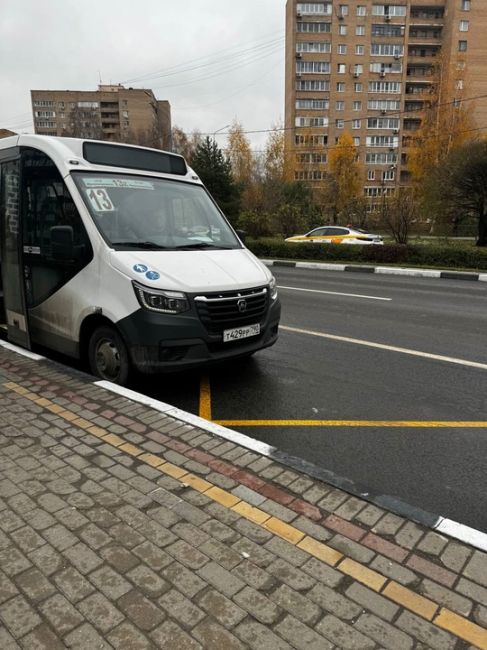 Водитель данного автобуса (маршрут номер 13) настоящий хам. 
От ст. Мытищи и до юбилейной улицы нахамил троим..