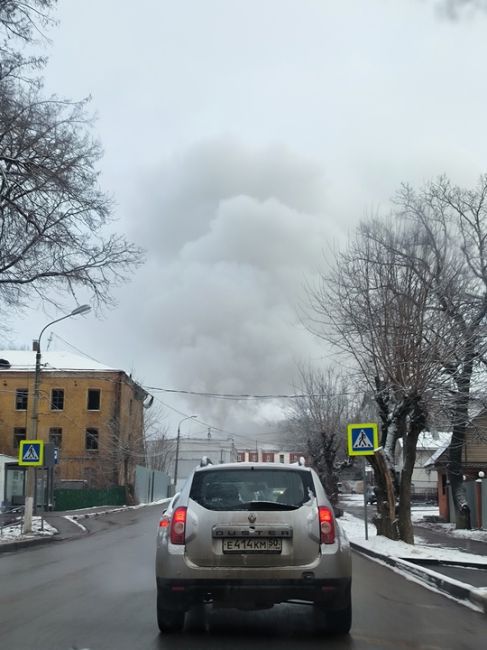 Из-за пожара  половина Весенней встала в пробку поскольку Симферопольскую улицу ещё утром перекрыли а..