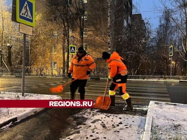 В Пушкино коммунальные службы начали очищать город от снега уже ночью.  Снегопад, который произошел в ночь с..