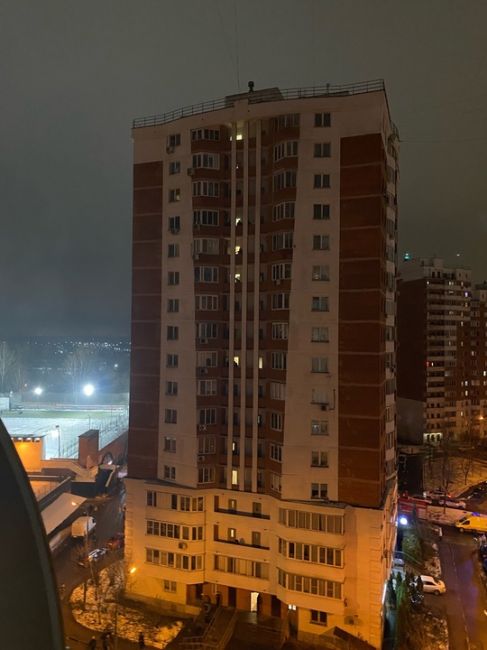 ❗️Пожар на Маршала Толубко в доме №3к2 
По предварительным данным, в одном из домов с 14 этажа валит большое..
