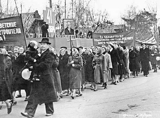 Пушкино 1972. Мытищи 1987. Ивантеевка 1958. Демонстрации трудящихся.
⠀
День 7 ноября - красный день календаря -..