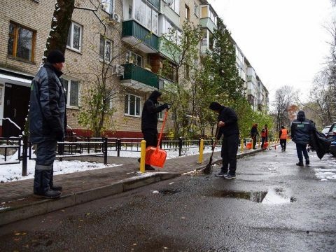 Почти тысяча дворников ежедневно убирают снег и мусор во дворах Мытищ  В начале ноября северные циклоны..