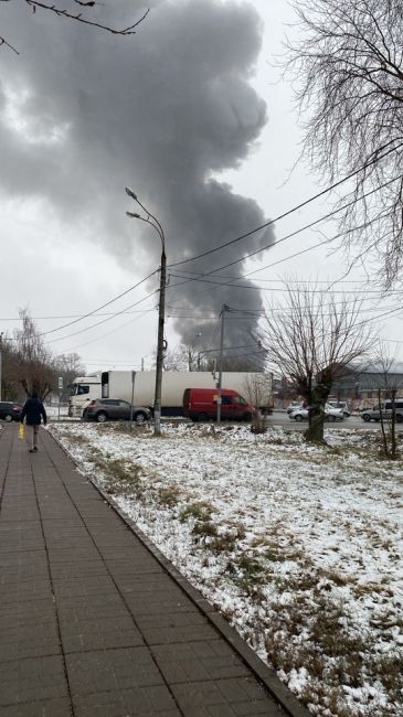 Из-за пожара  половина Весенней встала в пробку поскольку Симферопольскую улицу ещё утром перекрыли а..