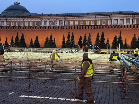 Москва готовится к Новому году...  Вместе с ВДНХ к открытию готовится и каток на Красной площади. Сейчас там..