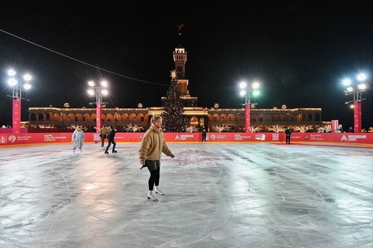 На Речном вокзале   открылся каток ⛸️  Каток находится у здания Северного Речного вокзала. Посетить каток..