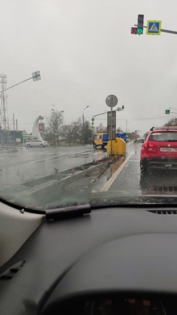 Пошёл дождь и сразу все ездить разучились. Много мелких ДТП в городе. Будьте внимательны за рулём. Это ещё..