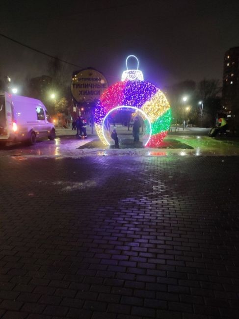 Химкинский Арбат тоже начали украшать 💫
На месте фонтана появился большой новогодний..