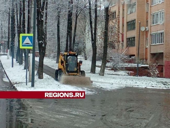 В Красноармейске очистили снег возле всех важных для общества объектов.  В ночь на пятницу, 15 ноября, выпал..