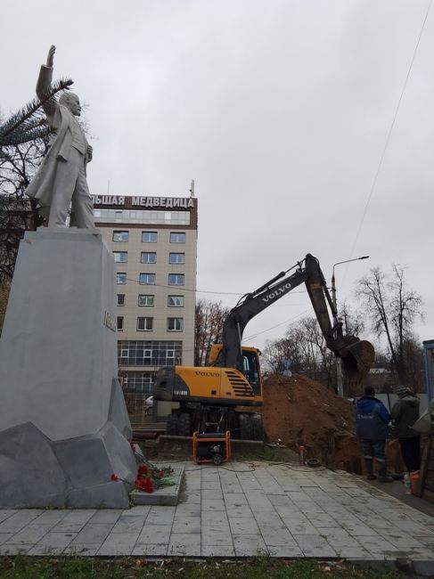 Сегодня в день 107 годовщины Октябрьской революции около памятника Ленину были начаты земляные работы, так,..