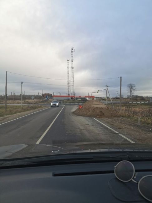 При съезде с автодороги А-108 в посёлок Загорские Дали, Сергиево-Посадского района, 07.11.2024 стоял тонар, скорее..