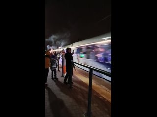 А вот и [https://vk.com/wall-34882023_1801302|обещанный] новогодний поезд! 🎅🏼🚂  Снято со станции Молжаниново.  За видео..